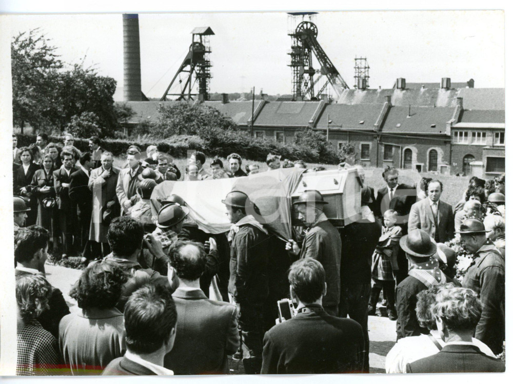 1956 CHARLEROI Tragedia di MARCINELLE - Funerali dei minatori *Fotografia 18x13 Fotografia d'epoca con didascalia coeva al verso. CONDIZIONI: G (ma lieve ondulatura al margine inferiore)FORMATO: 18x13 cm     originale e autentica 1