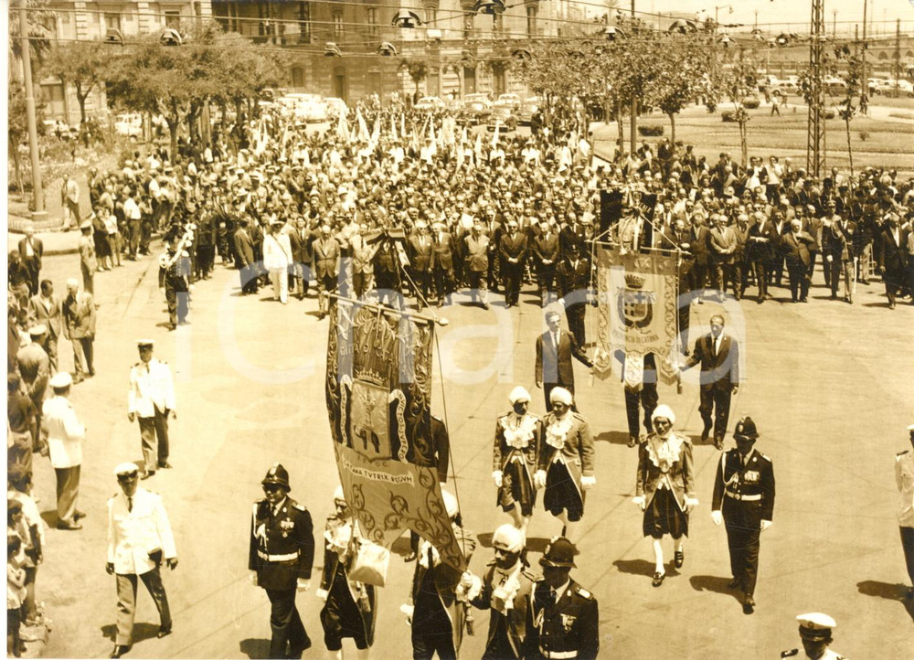 1959 CATANIA Corteo accoglie la salma di don Luigi STURZO - Foto 18x13 cm Fotografia d'epoca con didascalia coeva. CONDIZIONI: G (ma ingiallimento della pellicola)FORMATO: 18x13 cm    originale e autentica 1