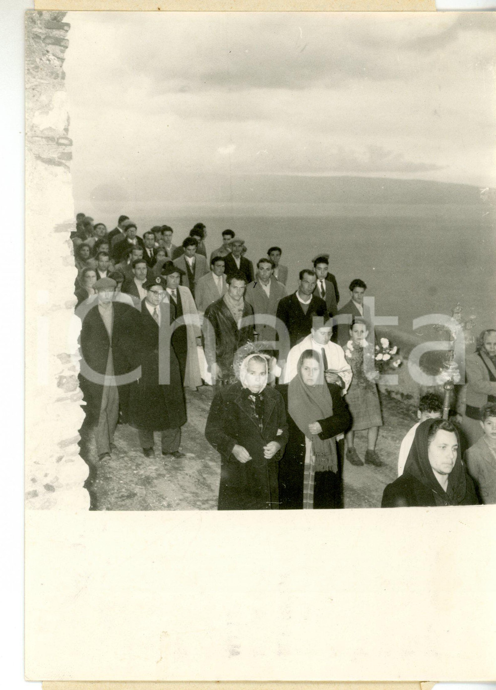 1955 ca TRAGEDIA A SCALETTA ZANCLEA Funerali del bambino travolto da una frana Fotografia d'epoca con didascalia coeva al verso. CONDIZIONI: G (ma lievi macchie e difetti di stampa)FORMATO: 13x18 cm     originale e autentica 1