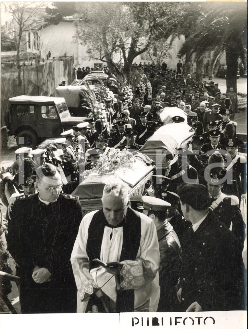 1955 GENOVA Funerali dei Carabinieri morti nella disgrazia del 12 marzo *Foto Fotografia d'epoca con didascalia coeva al verso. CONDIZIONI: G (ma lieve sovraimpressione)FORMATO: 13x18 cm     originale e autentica 1
