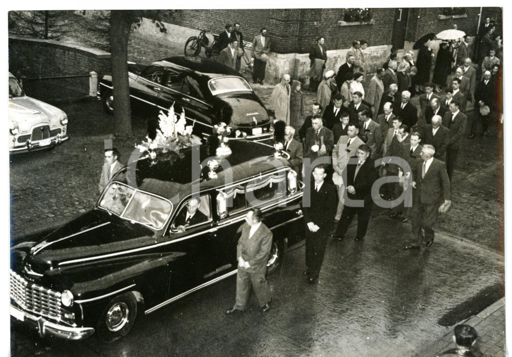 1956 KEERBERGEN Tragedia di MARCINELLE - Funerali di Alois GORIS *Foto 18x13 Fotografia d'epoca con didascalia coeva al verso. CONDIZIONI: GFORMATO: 18x13 cm     originale e autentica 1