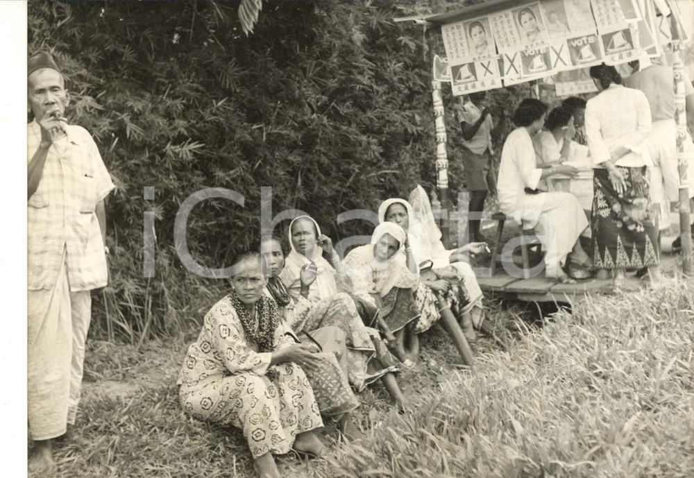 1959 MALESIA Prime elezioni - Anziane donne di un villaggio al voto *Foto Fotografia d'epoca con didascalia coeva. CONDIZIONI: G FORMATO: 18x13 cm    originale e autentica 1