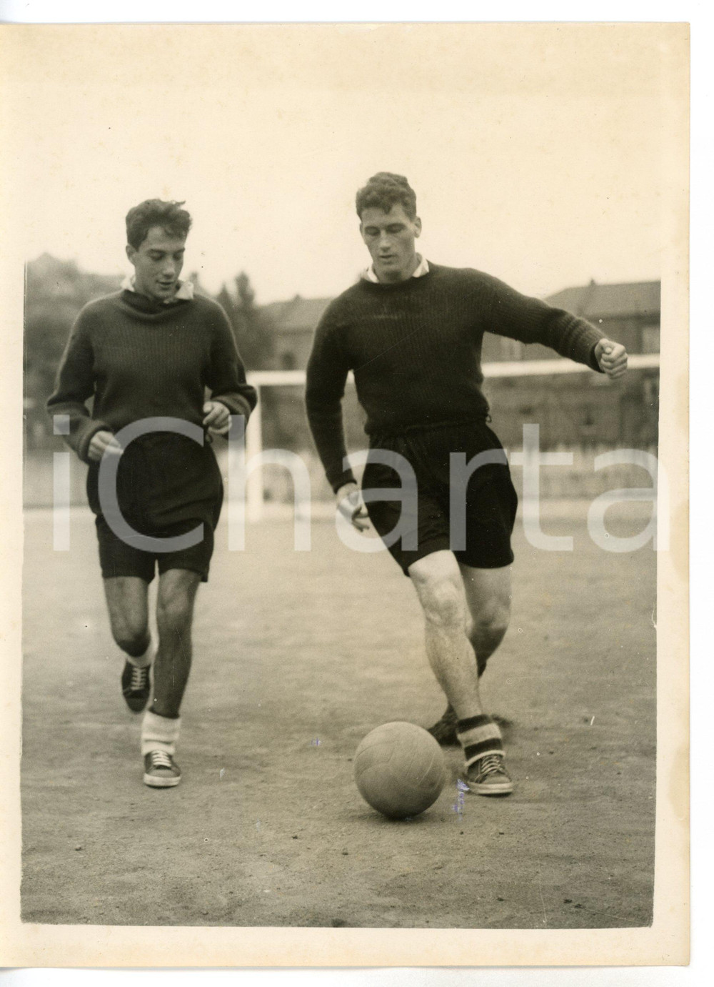 1955 LONDON FOOTBALL - ARSENAL STADIUM Piero RONZIO GISMONDI and Cliff HOLTON Fotografia d'epoca con didascalia coeva al verso. CONDIZIONI: FAIR (difetti di stampa)FORMATO: 15x20 cm     originale e autentica 1