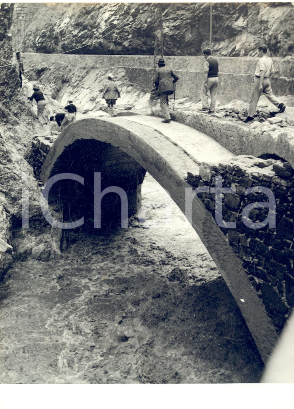 1954 SAN GIOVANNI BIANCO Passaggio sul fiume Enna straripato *Foto 13x18 cm Fotografia d'epoca con didascalia coeva al verso. CONDIZIONI: G (ma lieve sovraimpressione)FORMATO: 13x18 cm     originale e autentica 1