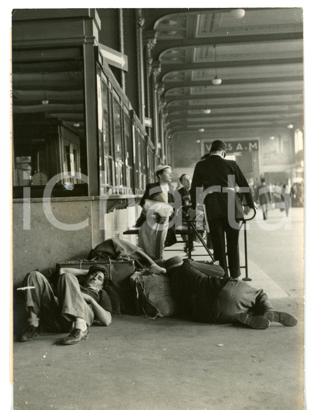 1953 STAZIONE DI LIONE Sciopero dei ferrovieri - Viaggiatori in attesa del treno Fotografia d'epoca con didascalia coeva al verso. CONDIZIONI: FAIR (lieve ondulatura al margine sinistro)FORMATO: 13x18 cm     originale e autentica 1