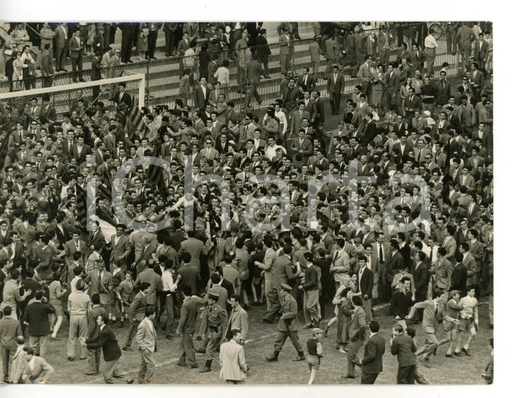 1957 CALCIO MILAN-ROMA 3-1 La folla invade il campo *Fotografia 18x13 cm Fotografia d'epoca con didascalia coeva al verso. CONDIZIONI: G (ma lieve piegatura al margine inferiore)FORMATO: 18x13 cm     originale e autentica 1