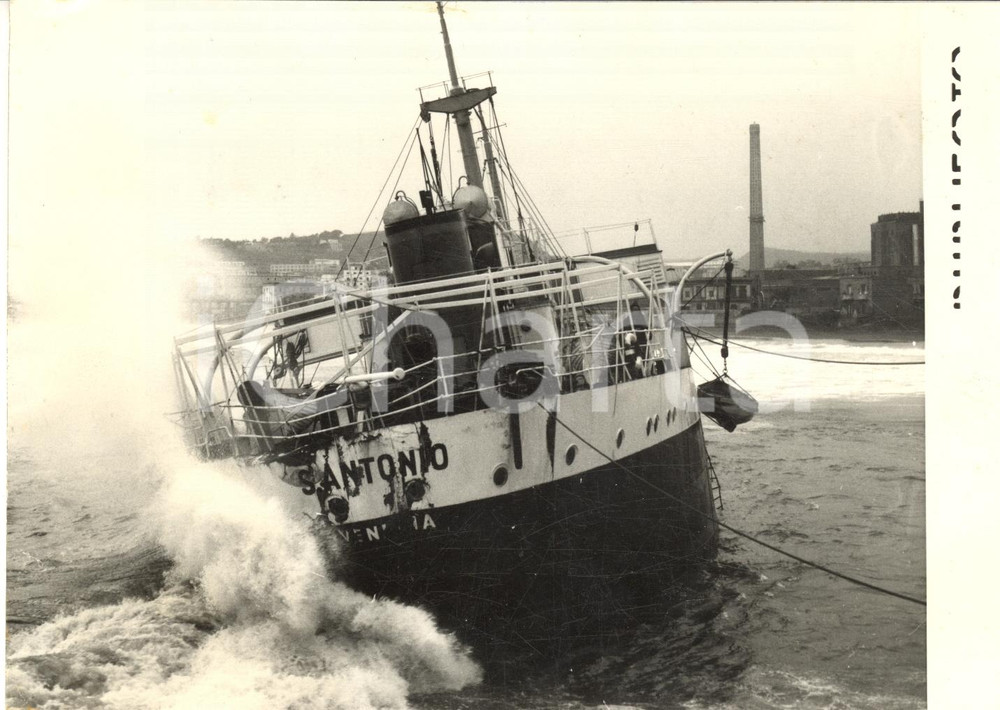 1958 NAPOLI COROGLIO Nave S. ANTONIO arenata per violento temporale *Foto 18x13  Fotografia d'epoca con didascalia coeva.  CONDIZIONI: G FORMATO: 18x13 cm     originale e autentica 1
