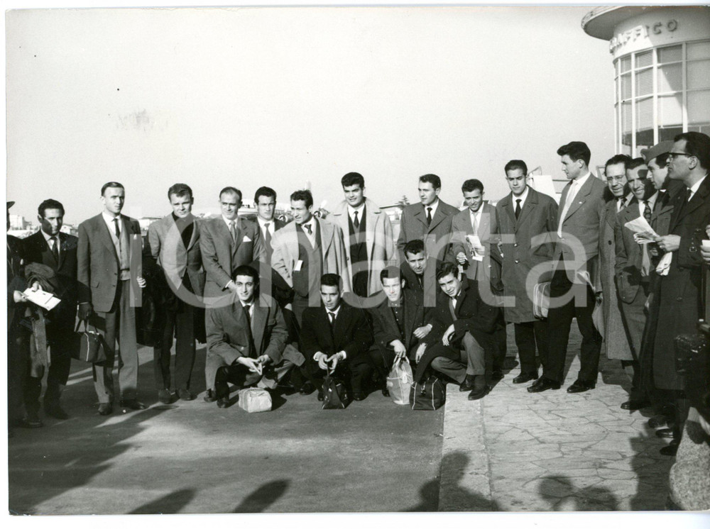 1959 ROMA CIAMPINO - CALCIO La NAZIONALE SPAGNOLA all'arrivo *Foto 18x13 cm Fotografia d'epoca con didascalia coeva al verso. CONDIZIONI: GFORMATO: 18x13 cm     originale e autentica 1