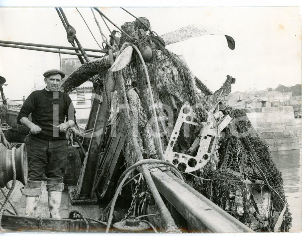 1954 PLYMOUTH Pescatore recupera relitto di un aeroplano con rete a strascico 