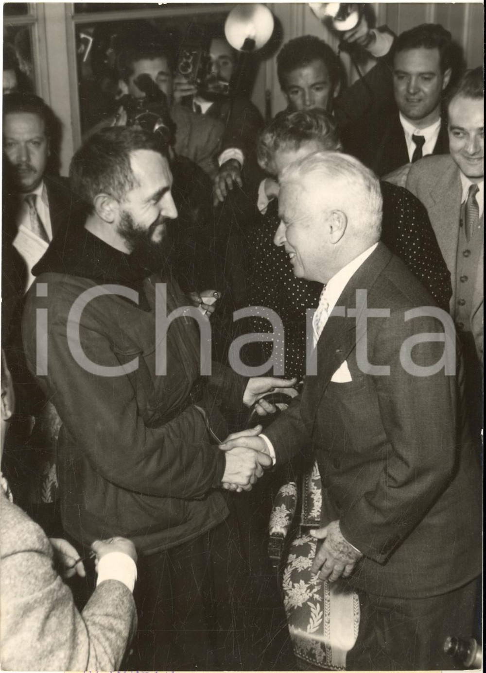 1954 PARIS Charlie CHAPLIN incontra l'Abbé Pierre dopo donazione di due milioni