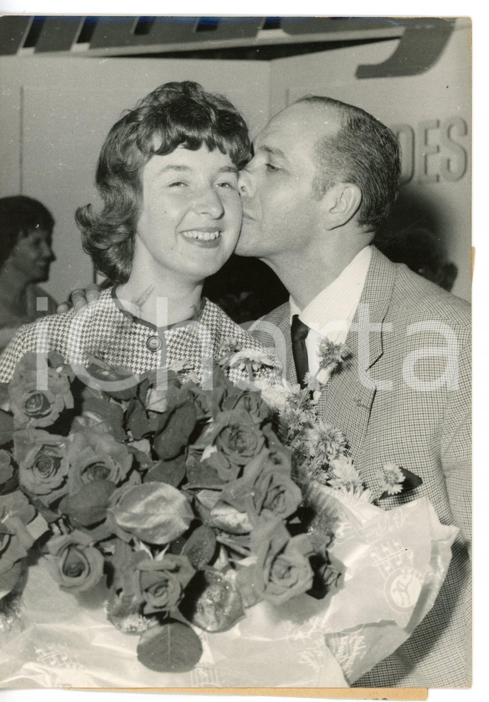 1959 PARIS "Mademoiselle SecrÃ©taire" Anne Marie MOREAU avec Robert MANUEL *Foto Fotografia d'epoca con didascalia coeva al verso. CONDIZIONI: G (ma piccoli difetti di stampa)FORMATO: 13x18 cm      originale e autentica 1