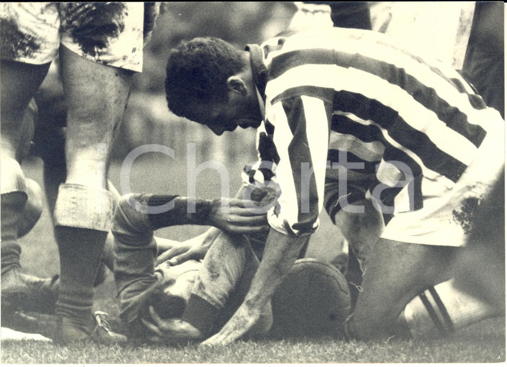 1960 CALCIO FIORENTINA-JUVENTUS 1-0 John CHARLES con Giuliano SARTI infortunato