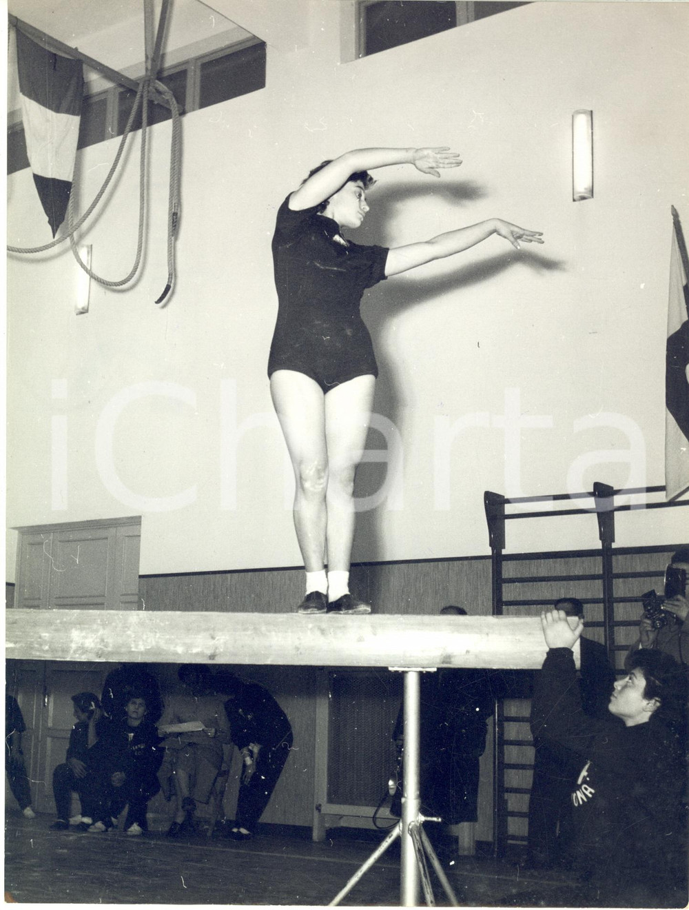 1955 GENOVA Campionati GINNASTICA ARTISTICA - Armida COSTA alla trave *Foto Fotografia d'epoca con didascalia coeva al verso. CONDIZIONI: G FORMATO: 18x24 cm     originale e autentica 1
