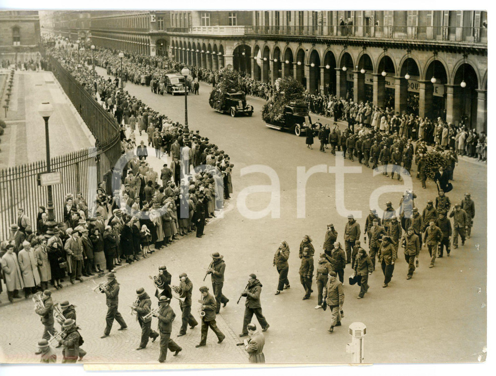 1954 PARIS Rue de Rivoli - Corteo ai funerali di LÃ©on JOUHAUX - Foto 18x13 cm Fotografia d'epoca con didascalia coeva al verso. CONDIZIONI: FAIR (bassa qualit&agrave; di stampa; piccoli strappetti al margine destro)FORMATO: 18x13 cm     originale e autentica 1