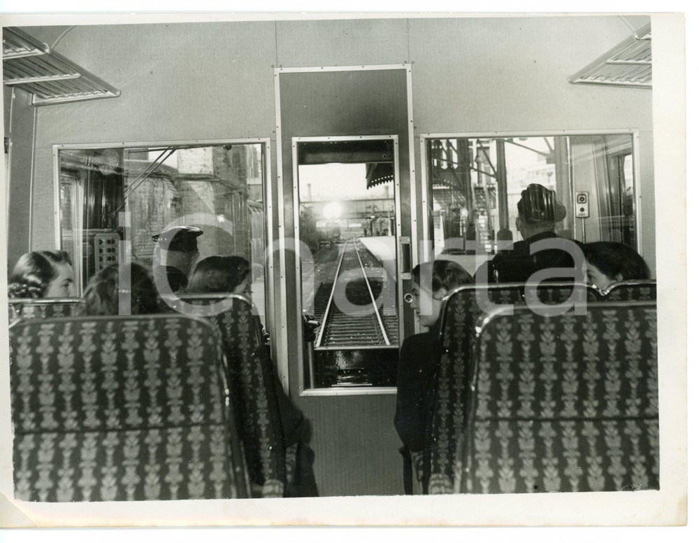 1954 LONDON BRITISH RAILWAYS Interior view of new diesel lightweight train *Foto Fotografia d'epoca con didascalia coeva al verso. CONDIZIONI: G (ma piccola piegatura all'angolo inferiore sinistro)FORMATO: 20x15 cm     originale e autentica 1