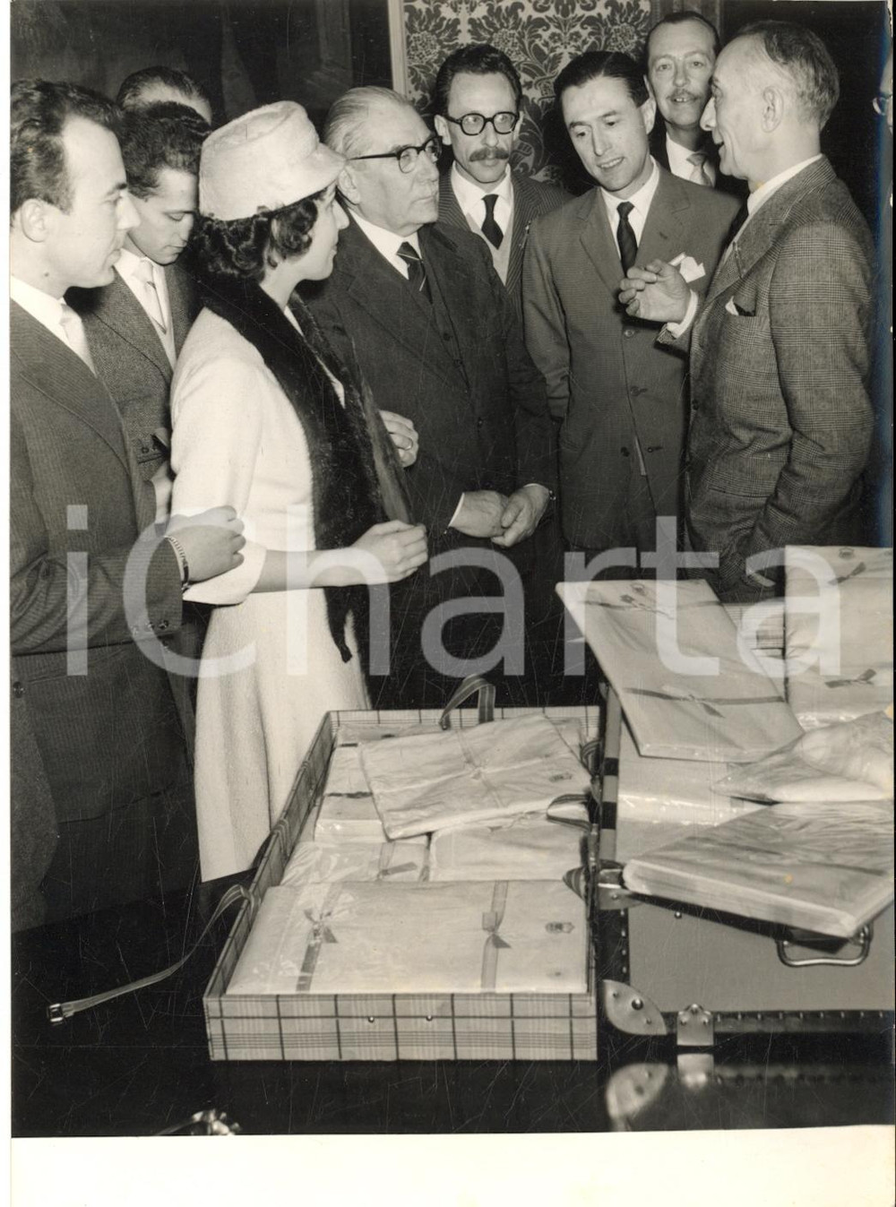 1955 ca MILANO Sindaco Virgilio FERRARI consegna corredo di lino a due sposi Fotografia d'epoca con didascalia coeva.Gli sposi erano Elena Floris e Rino Tinti.  CONDIZIONI: GFORMATO: 13x18 cm    originale e autentica 1