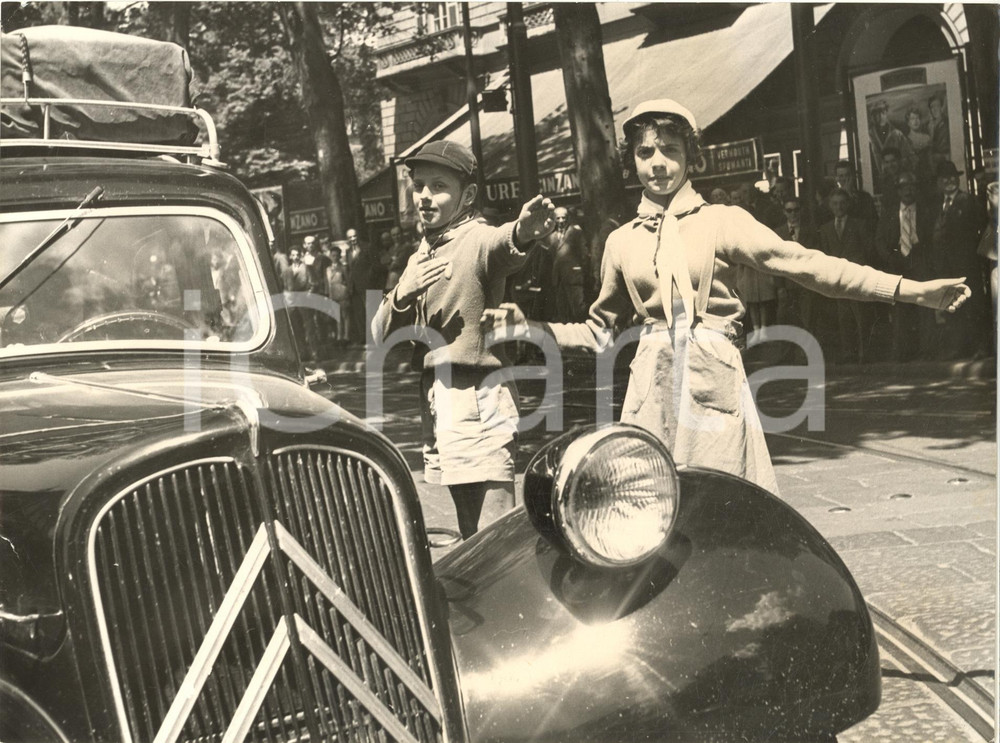 1965 ca TORINO Corso Vittorio Emanuele II *Giovani esploratori dirigono traffico  Fotografia d'epoca con didascalia coeva al verso, scattata durante il viaggio inaugurale della nave verso New York.   CONDIZIONI: FAIR (lievi piegature e minimo taglio al lato sinistro) FORMATO: 24x18 cm     originale e autentica 1