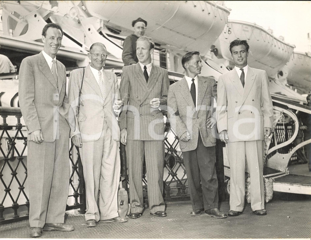 1955 ALPINISMO GENOVA Rientro Frankfurt Hymalaya Expedition su M/N ASIA *Foto  Fotografia d'epoca con didascalia coeva al verso. Sono presenti nella fotografia: Norbert Untersteiger, Karl Kramer, Joachim Tietze, Edi Reinhardt e Walter Brendel.  CONDIZIONI: POOR (piegature al margine inferiore) FORMATO: 24x18 cm     originale e autentica 1