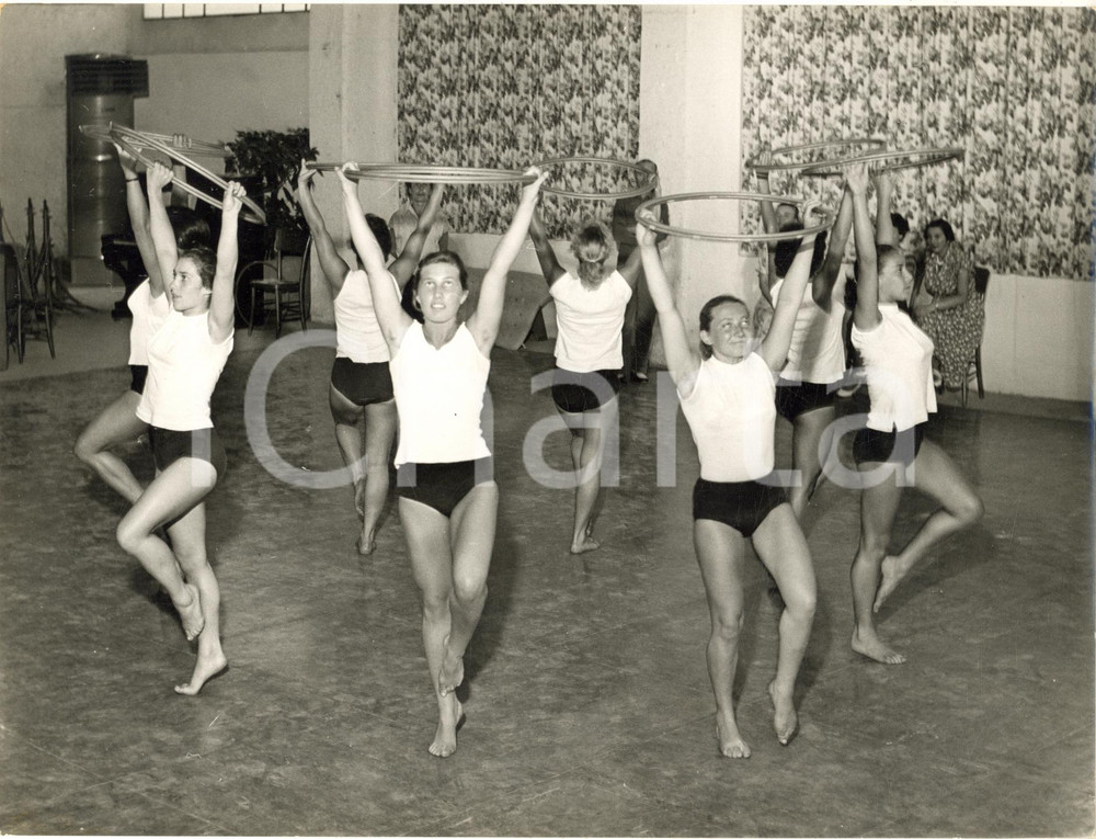1955 ca USCIO (GE) GINNASTICA RITMICA a squadre - Esercizio con il cerchio *Foto