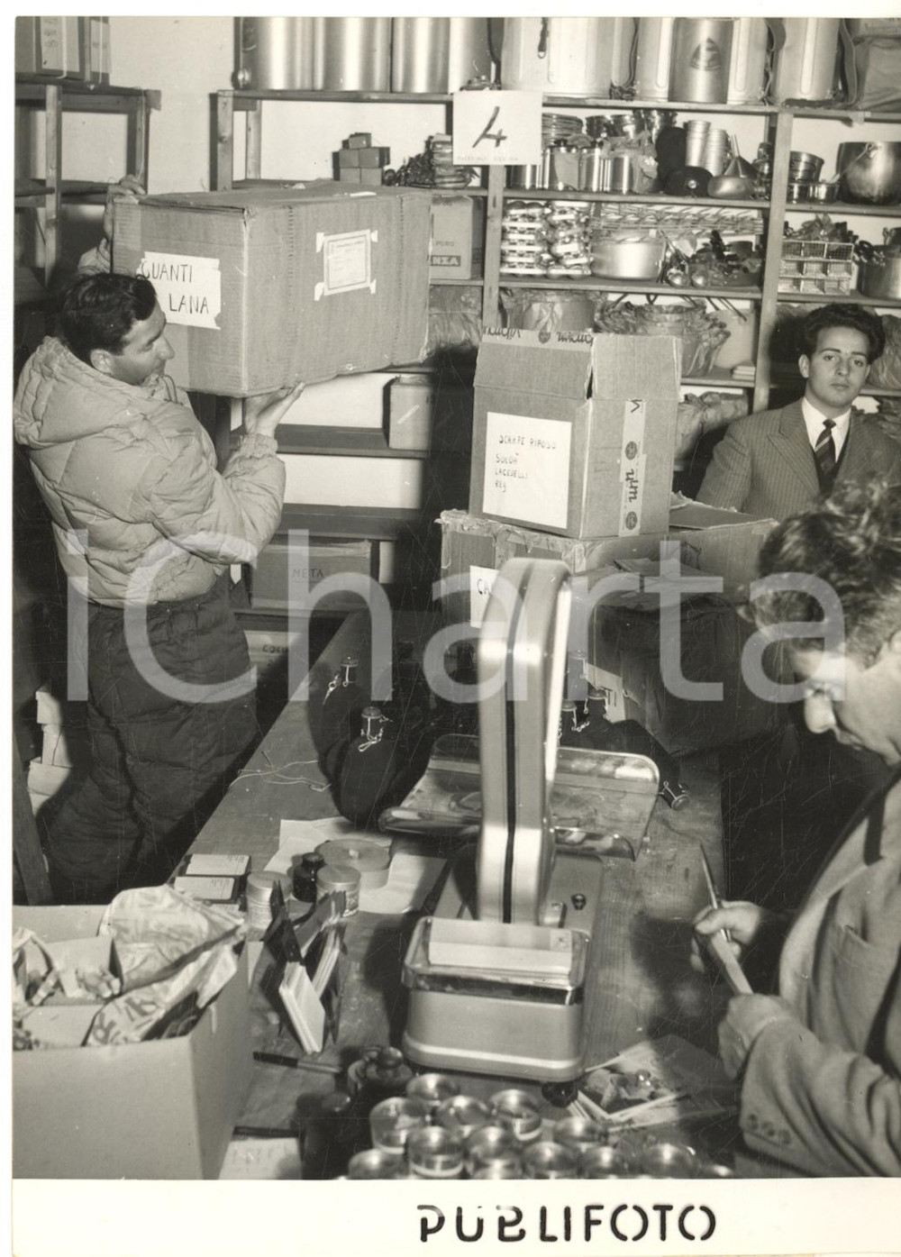 1954 MILANO ALPINISMO Spedizione al K2 - Magazzino cibo ed equipaggiamento *Foto Fotografia d'epoca con didascalia coeva.  CONDIZIONI: POOR (macchie al margine inferiore; lieve sovraimpressione) FORMATO: 13x18 cm    originale e autentica 1