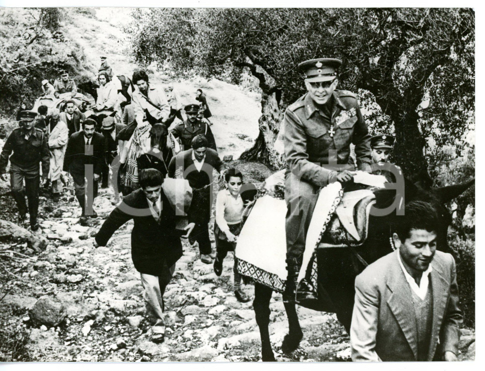 1956 MONTE AROANIA Fiume LADONE - Famiglia reale di GRECIA a dorso d'asino *Foto Fotografia d'epoca con didascalia coeva al verso. CONDIZIONI: GFORMATO: 18x13 cm     originale e autentica 1