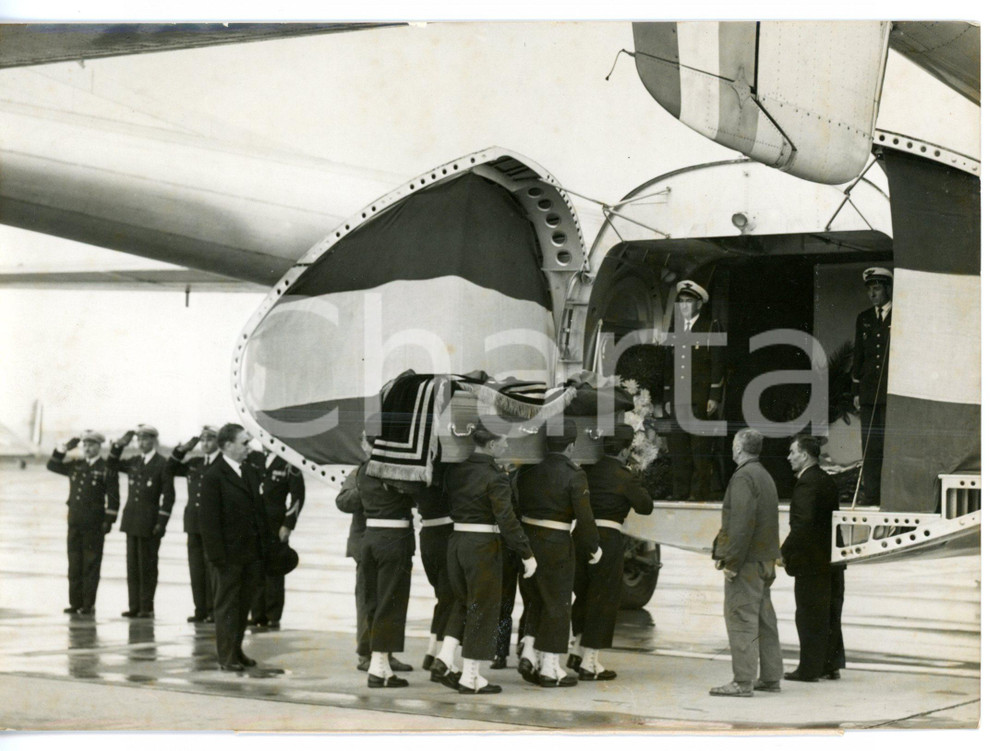 1957 AEROPORTO PARIS-LE BOURGET Feretro Jorge CHAVEZ DARTNELL su volo per LIMA Fotografia d'epoca con didascalia coeva al verso. CONDIZIONI: FAIR (graffi al centro; lievi aloni)FORMATO: 18x13 cm     originale e autentica 1