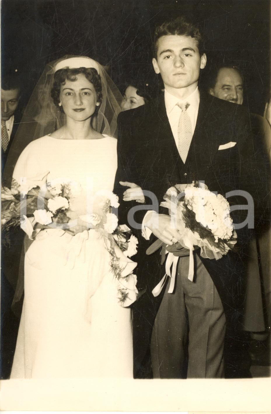 1957 PARIS NOTRE DAME Hungarian marriage Antal and Lidia *Photo 13x18 cm Fotografia d'epoca con didascalia coeva. CONDIZIONI: FAIR (graffio al lato sinistro) FORMATO: 13x18 cm    originale e autentica 1