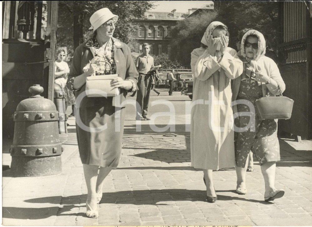 1959 PARIS Processo a Georges RAPIN "Bill" - Arrivo Nadine LEVESQUE *Foto Fotografia d'epoca con didascalia coeva al verso. CONDIZIONI: fair (piegatura al lato sinistro)FORMATO: 18x13 cm     originale e autentica 1
