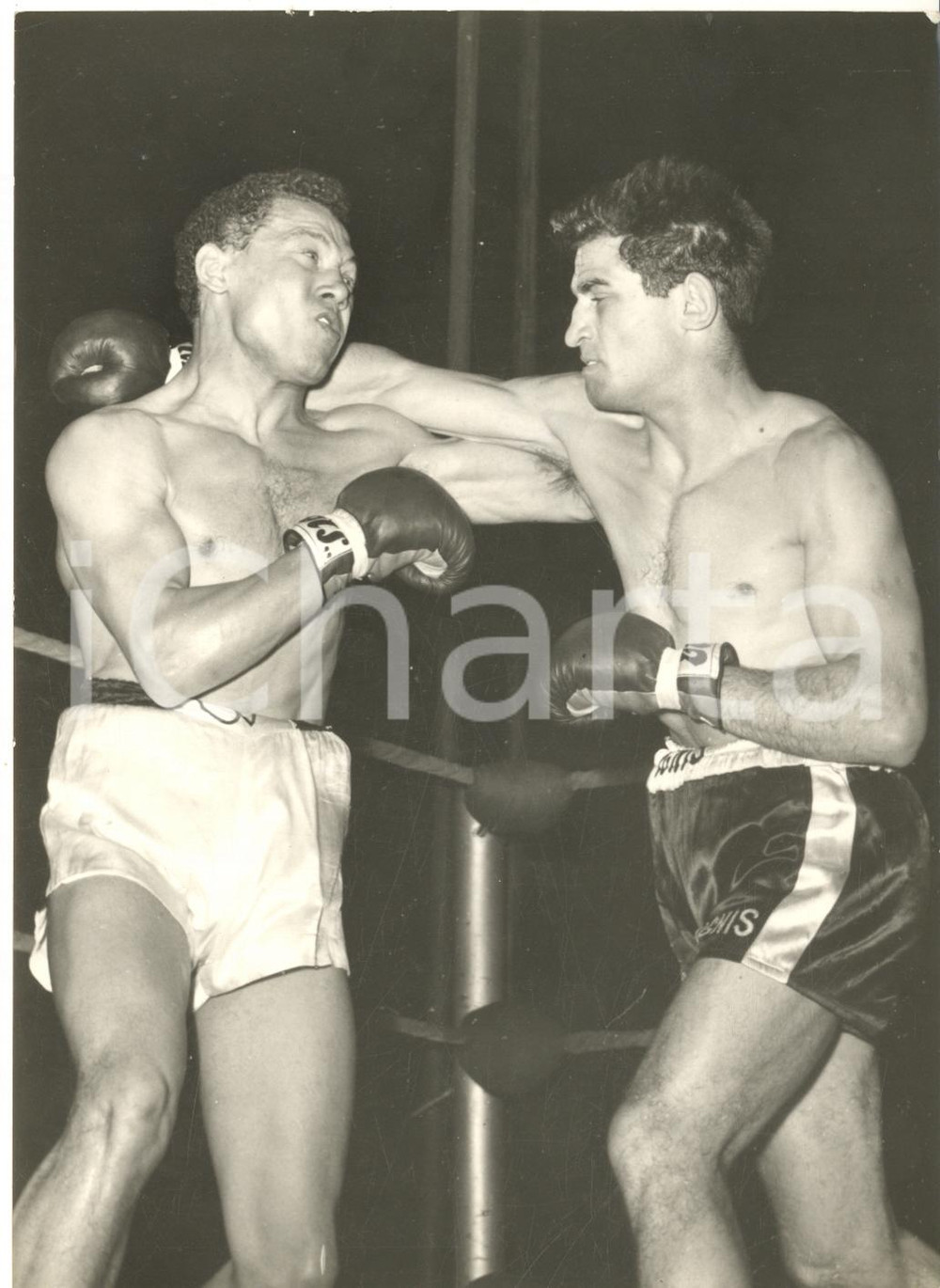 1956 MILANO BOXE Umberto VERNAGLIONE - Giancarlo GARBELLI *Foto 13x18 cm  Fotografia d'epoca con didascalia coeva al verso.  CONDIZIONI: GFORMATO: 13x18 cm     originale e autentica 1