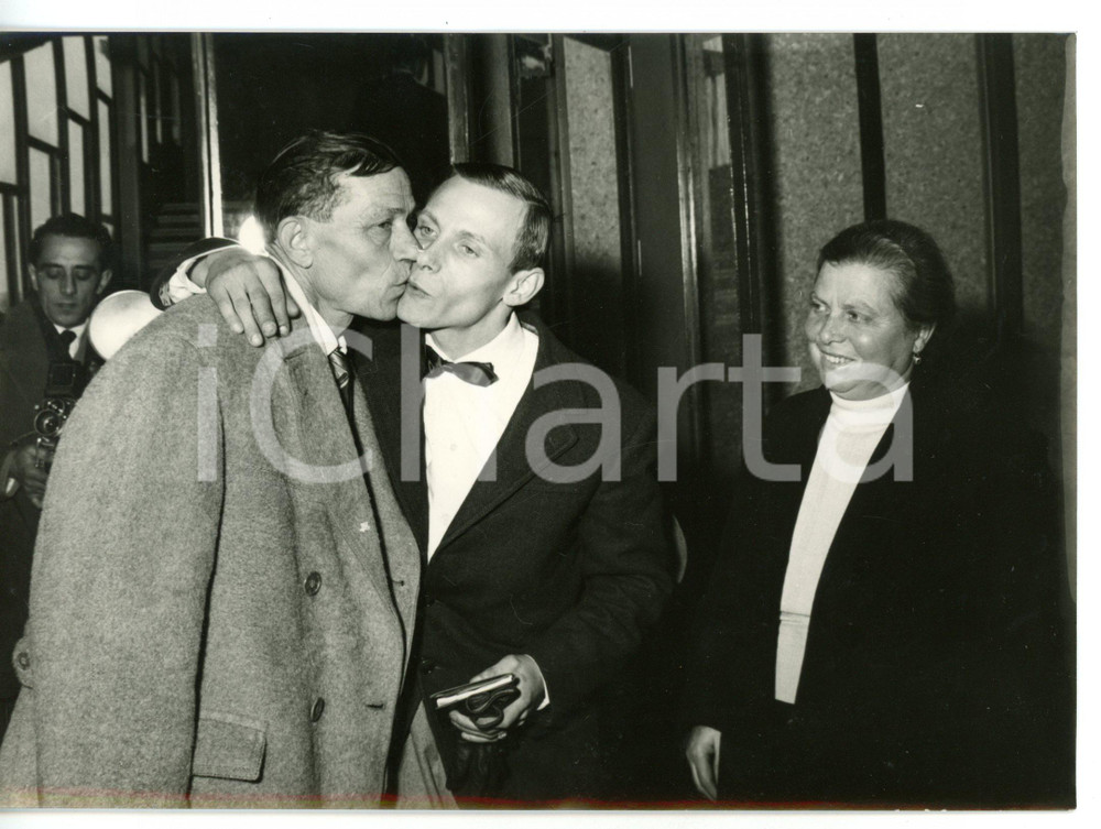 1958 MALPENSA Giulio COMPARINI in partenza per l'INGHILTERRA saluta i genitori Fotografia d'epoca con didascalia coeva al verso. CONDIZIONI: G (ma piccola piegatura al margine sinistro)FORMATO: 18x13 cm     originale e autentica 1