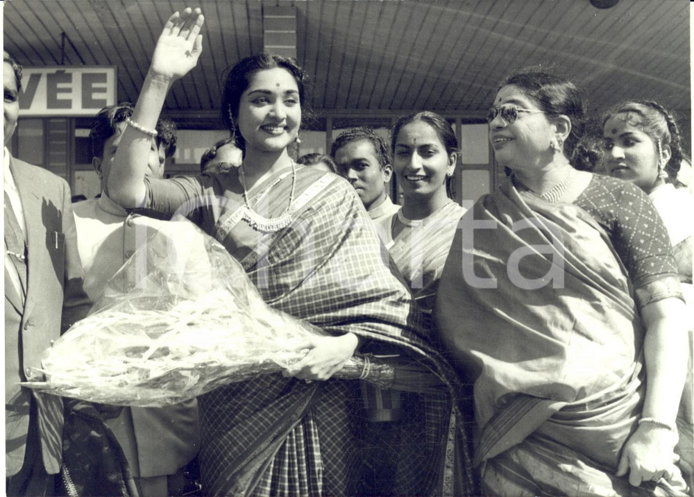 1959 PARIS ORLY Arrivo Vijayanthimala BALI con le sue ballerine *Foto 13x18 cm Fotografia d'epoca con didascalia coeva. CONDIZIONI: G (ma sovraimpressione centrale)FORMATO: 18x13 cm     originale e autentica 1