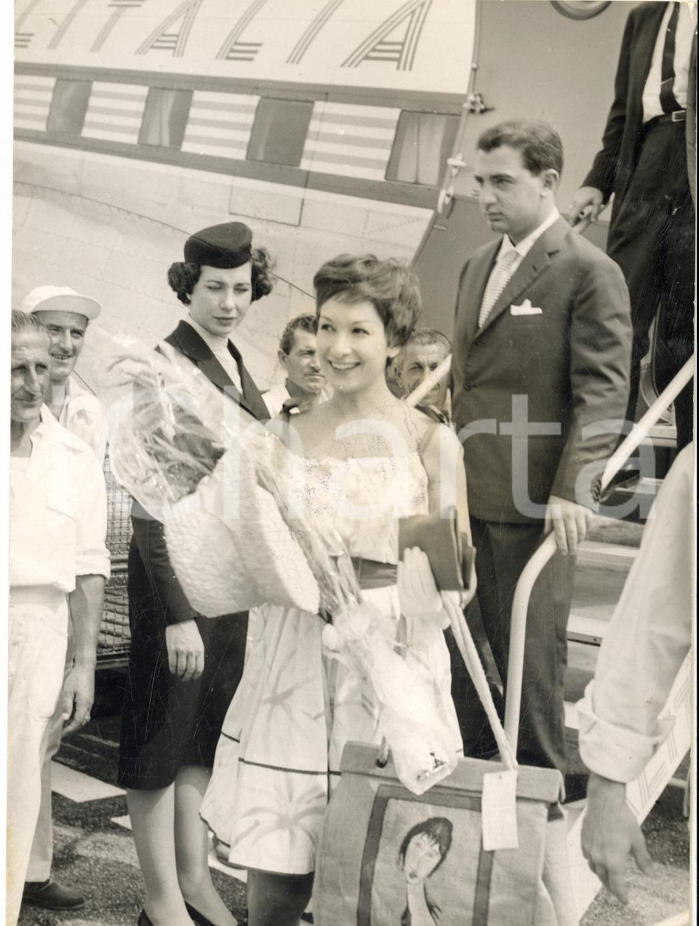 1959 VENEZIA Mostra del Cinema - Arrivo attrice Piera ALLEGRO *Foto 13x18 cm Fotografia d'epoca con didascalia coeva.  CONDIZIONI: FAIR (lievi sovraimpressioni e macchie centrali di inchiostro) FORMATO: 13x18 cm    originale e autentica 1