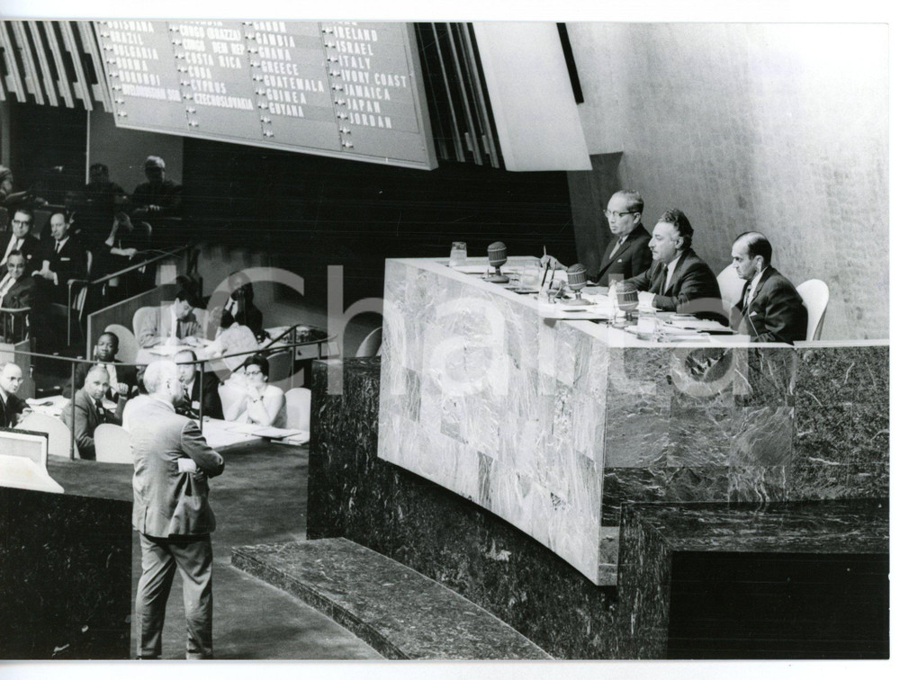 1967 NEW YORK Assemblea ONU Jamil M. BAROODY - U THANT - Abdul RAHMAN PAZHWAK Fotografia d'epoca con didascalia coeva al verso. CONDIZIONI: GFORMATO: 18x13 cm     originale e autentica 1