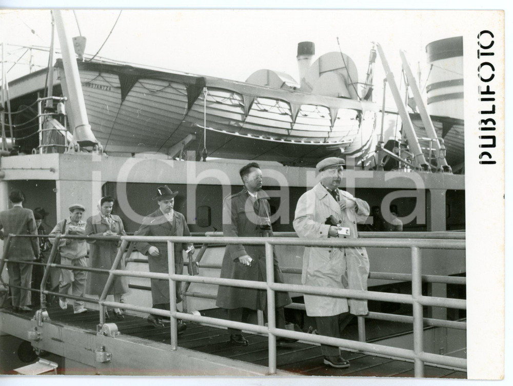 1958 NAPOLI Nave TRANSILVANIA - Comitiva di turisti rumeni e cecoslovacchi *Foto Fotografia d'epoca con didascalia coeva al verso. CONDIZIONI: G (ma piccoli difetti di stampa)FORMATO: 18x13 cm     originale e autentica 1