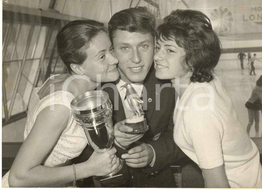 1960 PARIS PATTINAGGIO ARTISTICO Alain CALMAT Nicole HASSLER Dany RIGOULOT *Foto Fotografia d'epoca con didascalia coeva al verso. CONDIZIONI: G (ma piccoli fori angolari)FORMATO: 18x13 cm     originale e autentica 1