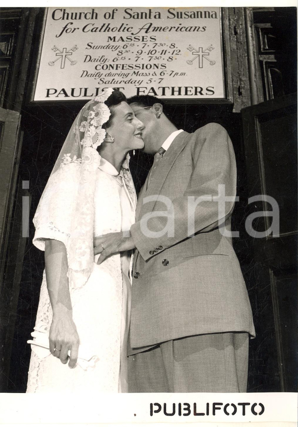 1955 ROMA SANTA SUSANNA Nozze Gilbert MARQUEZ Lorraine FERLAND *Foto 13x18 cm Fotografia d'epoca con didascalia coeva. CONDIZIONI: FAIR (ondulatura al margine inferiore; lievi macchie in trasparenza)FORMATO: 13x18 cm     originale e autentica 1