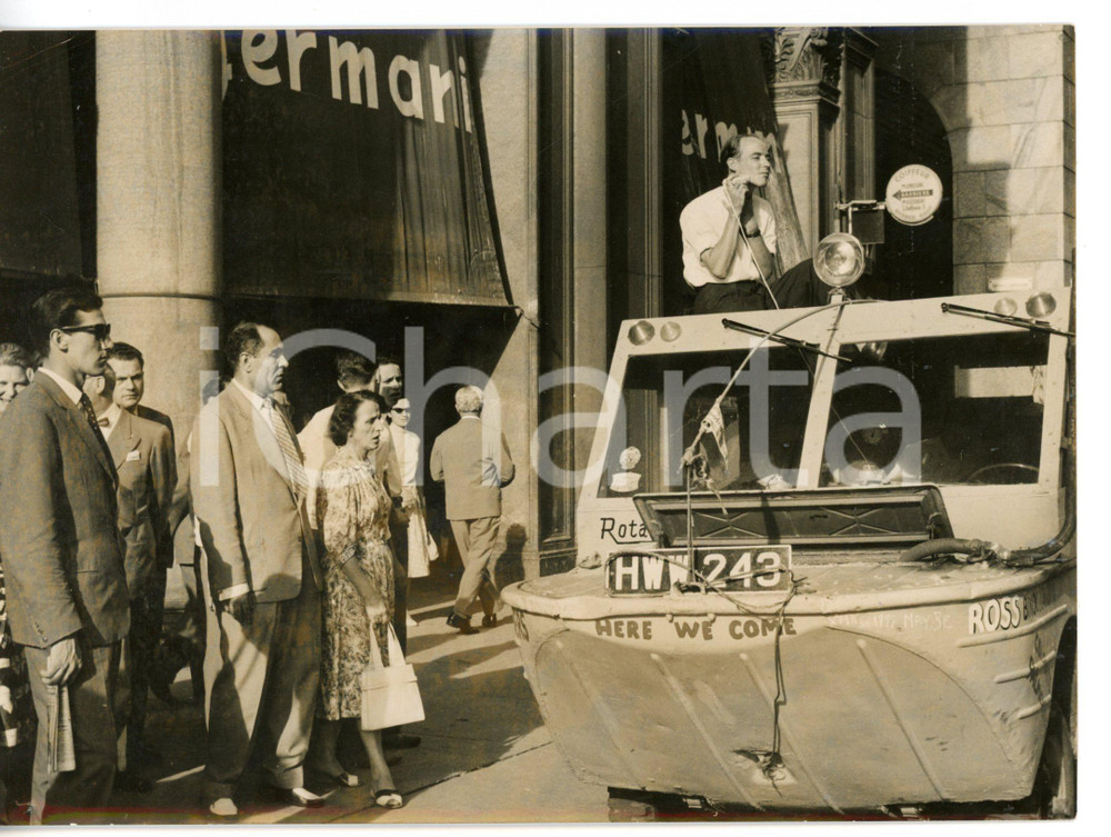 1957 MILANO Piazza Duomo - Turista inglese si rade la barba su auto anfibia  Fotografia d'epoca con didascalia coeva al verso. CONDIZIONI: FAIR (alone diffuso)FORMATO: 18x13 cm     originale e autentica 1