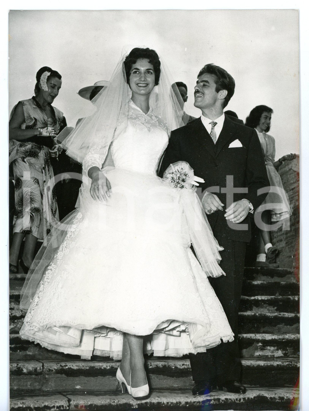 1954 ROMA Anna Maria BUGLIARI e Marcello GIORDANI il giorno del matrimonio *Foto Fotografia d'epoca con didascalia coeva al verso. CONDIZIONI: FAIR (lieve ondulatura)FORMATO: 13x18 cm     originale e autentica 1