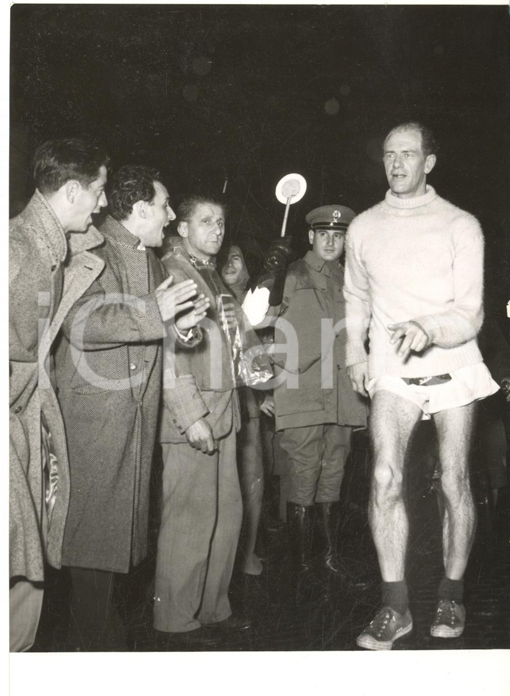 1955 MILANO ATLETICA 100 KM Gazzetta dello Sport - Victor STONE in gara *Foto  Fotografia d'epoca con didascalia coeva al verso.   CONDIZIONI: G FORMATO: 13x18 cm     originale e autentica 1