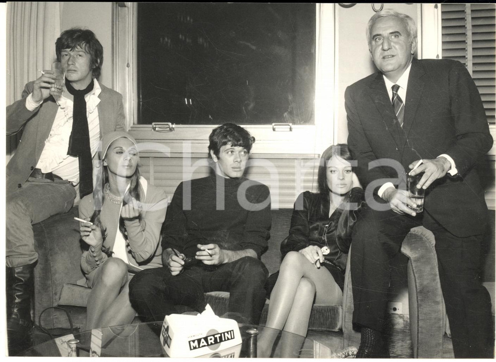 1968 MILANO Terrazza Martini - Presentazione film "Alla ricerca di Gregory" Foto Fotografia d'epoca con didascalia coeva.Sono ritratti nella foto: John Hurt, Paola Pitagora, Michael Sarazin, Julie Christie e Adolfo Celi. CONDIZIONI: GFORMATO: 18x13 cm    originale e autentica 1