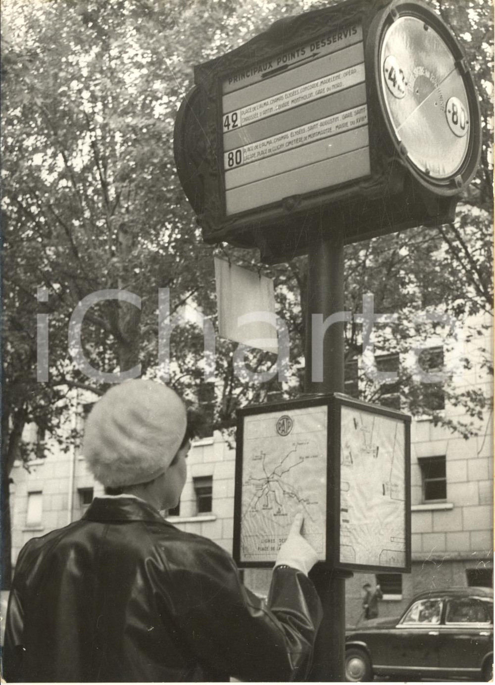 1957 PARIS RATP Nouveaux panonceaux pour les points desservis *Photo 13x18 cm  Fotografia d'epoca con didascalia coeva al verso.   CONDIZIONI: G FORMATO: 13x18 cm     originale e autentica 1
