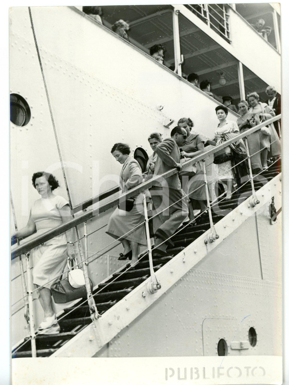 1956 NAPOLI Nave CROAZIA - Sbarco comitiva di turisti russi *Foto 18x13 cm Fotografia d'epoca con didascalia coeva al verso. CONDIZIONI: GFORMATO: 13x18 cm     originale e autentica 1
