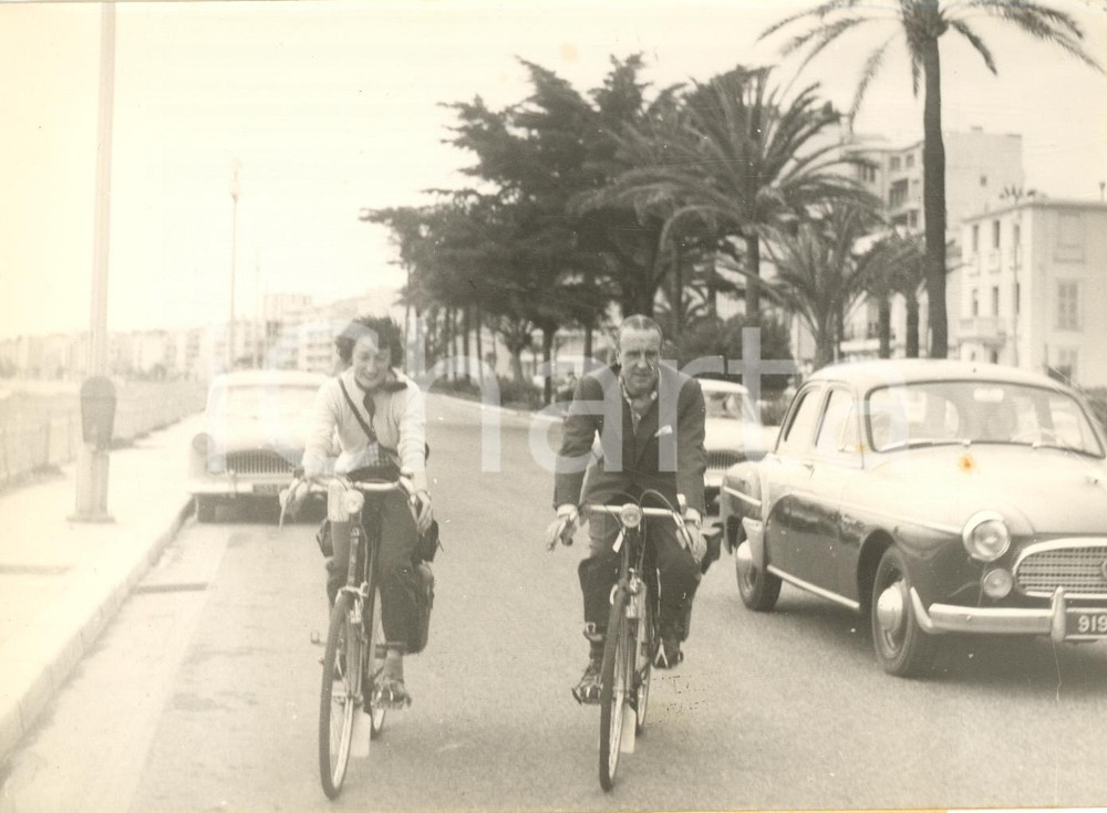 1959 NICE British Postmaster General Ernest MARPLES and wife cycling *Photo Fotografia d'epoca con didascalia coeva.  CONDIZIONI: G (ma piccola macchia al lato destro) FORMATO: 18x13 cm    originale e autentica 1