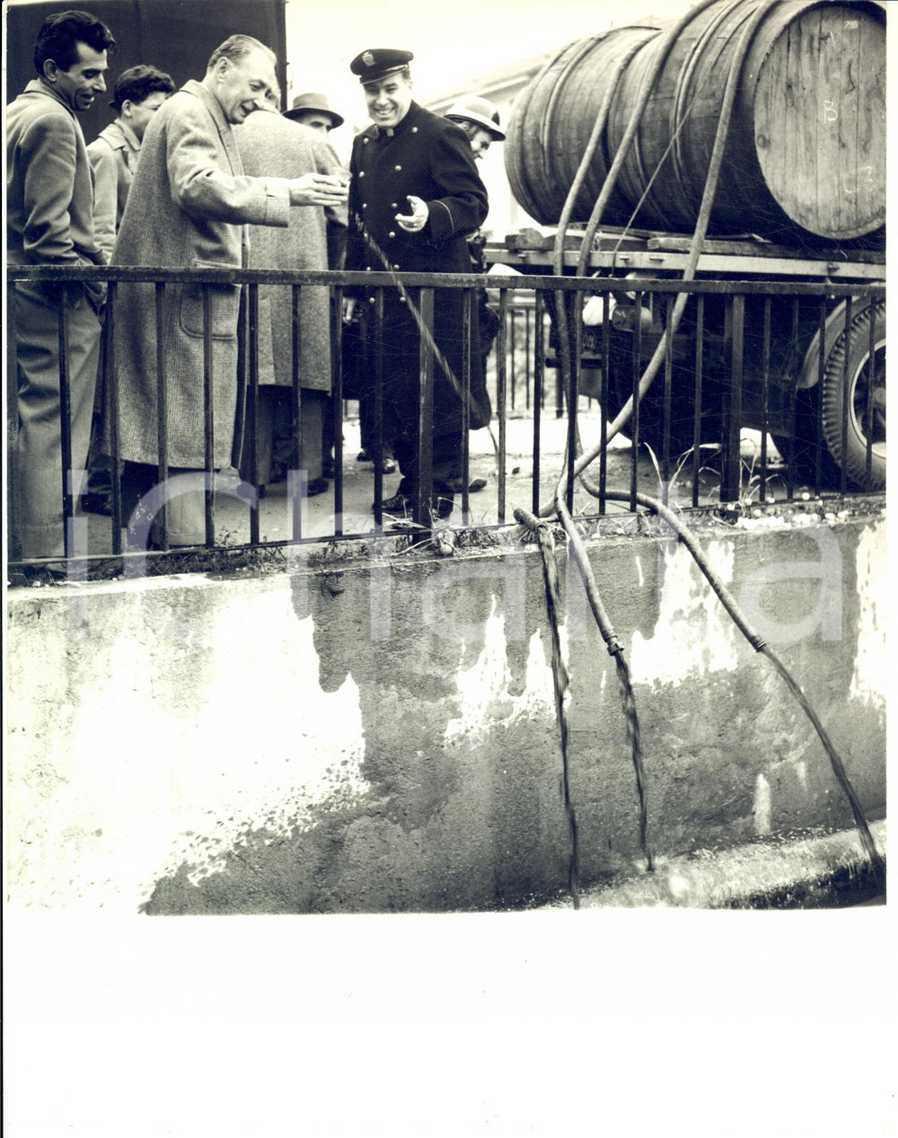 1959 MILANO Operazione "Cibi adulterati" - Annonaria getta cipolline nel canale Fotografia d'epoca con didascalia coeva al verso.La fotografia &egrave; scattata presso il Canale Redefossi. CONDIZIONI: FAIR (piegatura al margine inferiore e macchie di inchiostro)FORMATO: 18x24 cm     originale e autentica 1