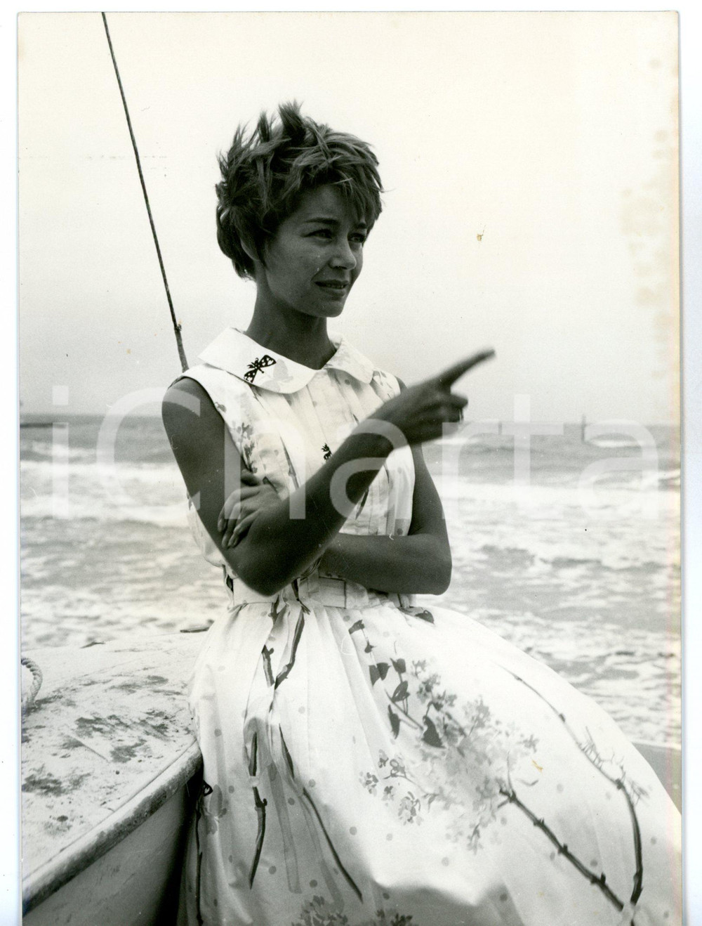 1959 MOSTRA DEL CINEMA DI VENEZIA Emmanuelle RIVA Ritratto dell'attrice *Foto Fotografia d'epoca con didascalia coeva al verso. CONDIZIONI: FAIR (macchie al margine destro; lievi difetti di stampa)FORMATO: 13x18 cm     originale e autentica 1