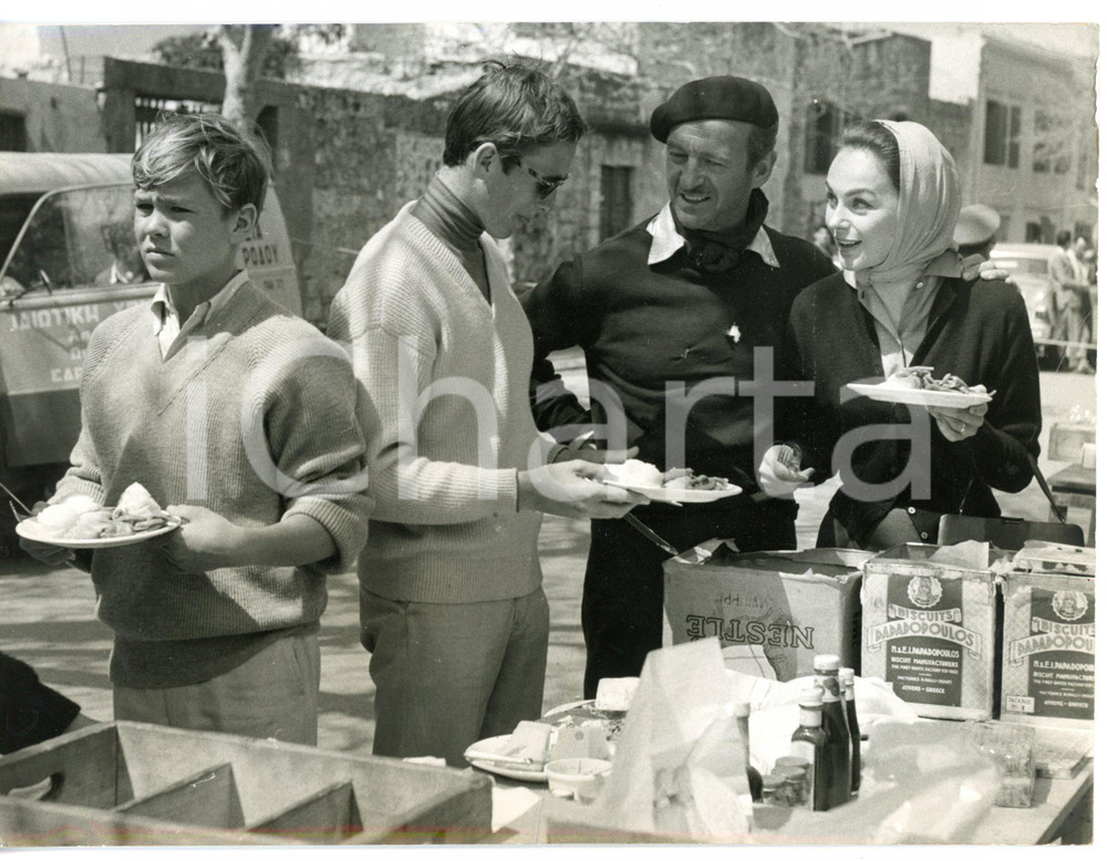 1960 CINEMA The Guns of Navarone - David NIVEN durante una pausa con la famiglia