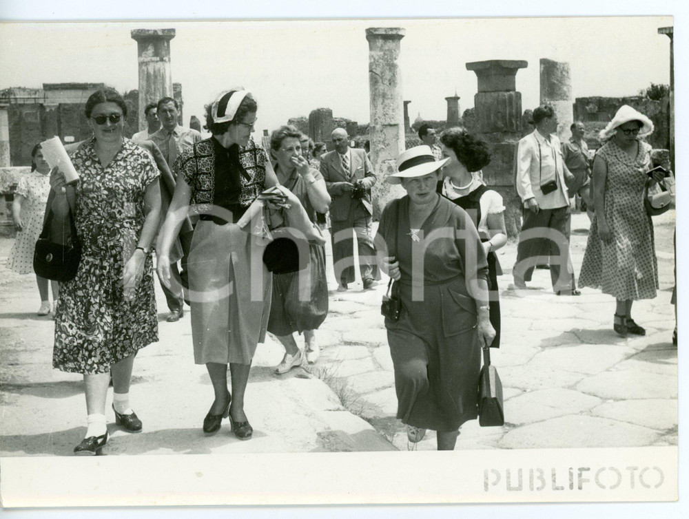 1956 NAPOLI Turisti sovietici visitano gli scavi archeologici *Foto 18x13 cm