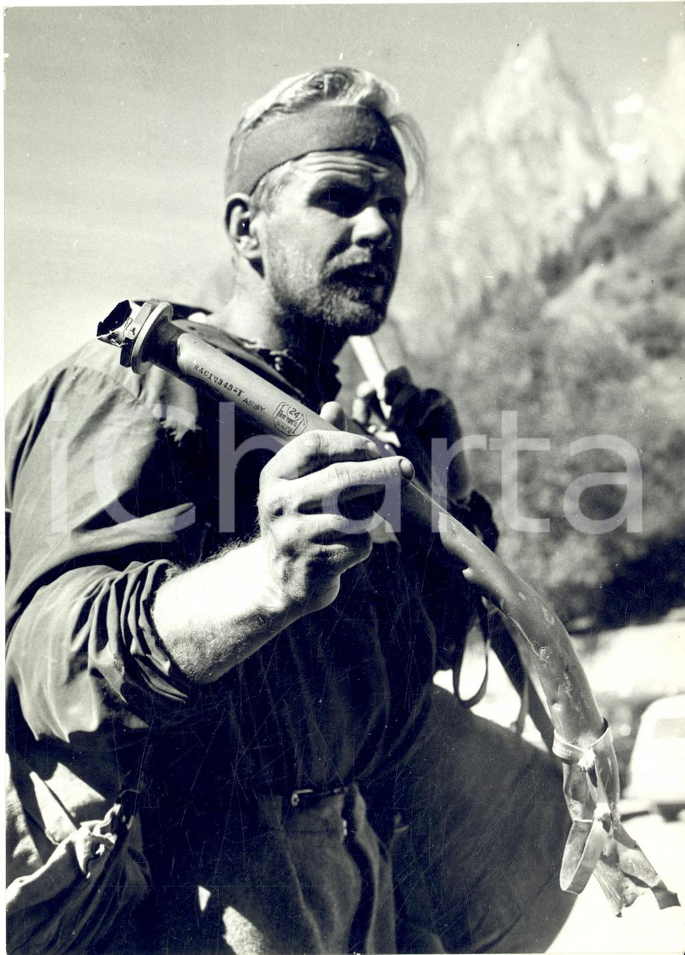 1961 MONTE BIANCO Tragedia della funivia - Guida alpina parte per i soccorsi  Fotografia d'epoca con didascalia coeva. CONDIZIONI: GFORMATO: 13x18 cm    originale e autentica 1