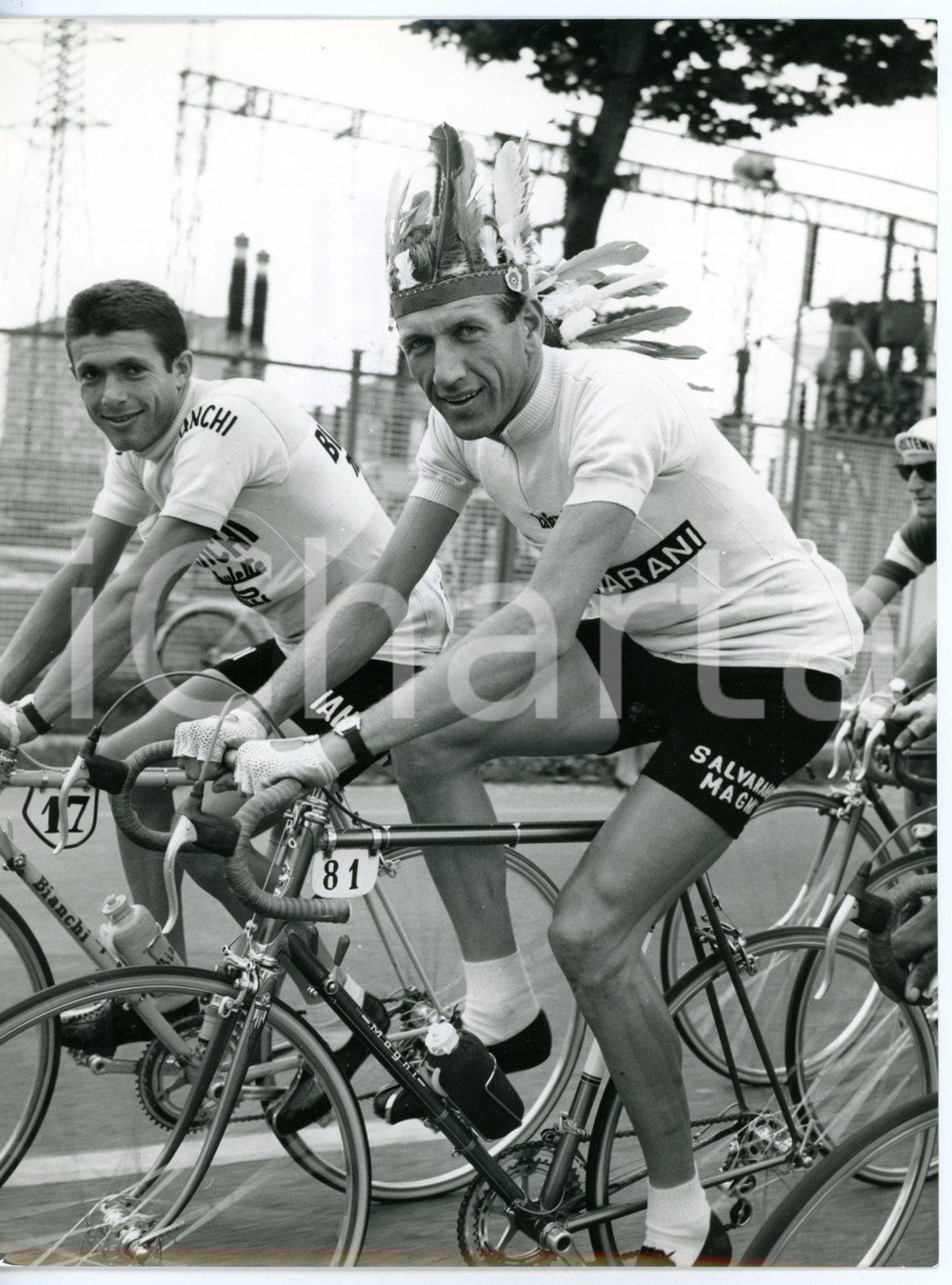 1965 BIANDRONNO - GIRO D'ITALIA CICLISMO Vittorio ADORNI con copricapo indiano  Fotografia d'epoca con didascalia coeva al verso. CONDIZIONI: GFORMATO: 18x24 cm     originale e autentica 1