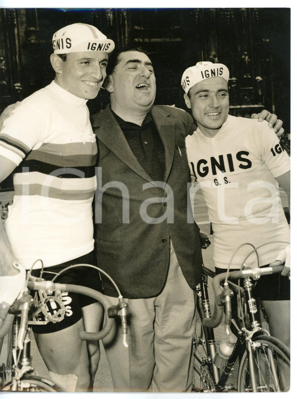 1959 CICLISMO GIRO D'ITALIA - IGNIS Ercole BALDINI Miguel POBLET Giovanni BORGHI Fotografia d'epoca con didascalia coeva al verso. CONDIZIONI: FAIR (piegatura al margine destro e sinistro)FORMATO: 18x24 cm     originale e autentica 1